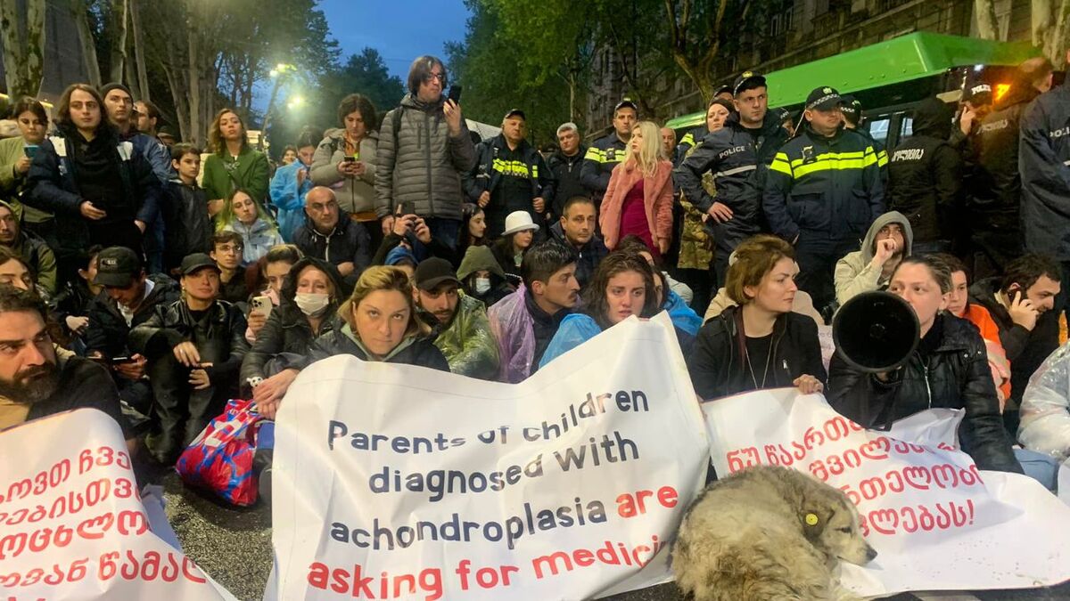 Родители детей с ахондроплазией во время акции протеста. 24 апреля 2023 г. Фото: Ника Бурдули https://ru.netgazeti.ge/51156/ Родители детей с ахондроплазией во время акции протеста. 24 апреля 2023 г. Фото: Ника Бурдули https://ru.netgazeti.ge/51156/