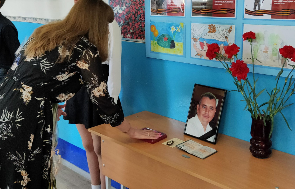 Вручение награды жене Владимира Белова. Скриншот фото из Telegram-канала администрации Азовского района от 24.04.23, https://t.me/azovskiyrayon/3619?single Вручение награды жене Владимира Белова. Скриншот фото из Telegram-канала администрации Азовского района от 24.04.23, https://t.me/azovskiyrayon/3619?single