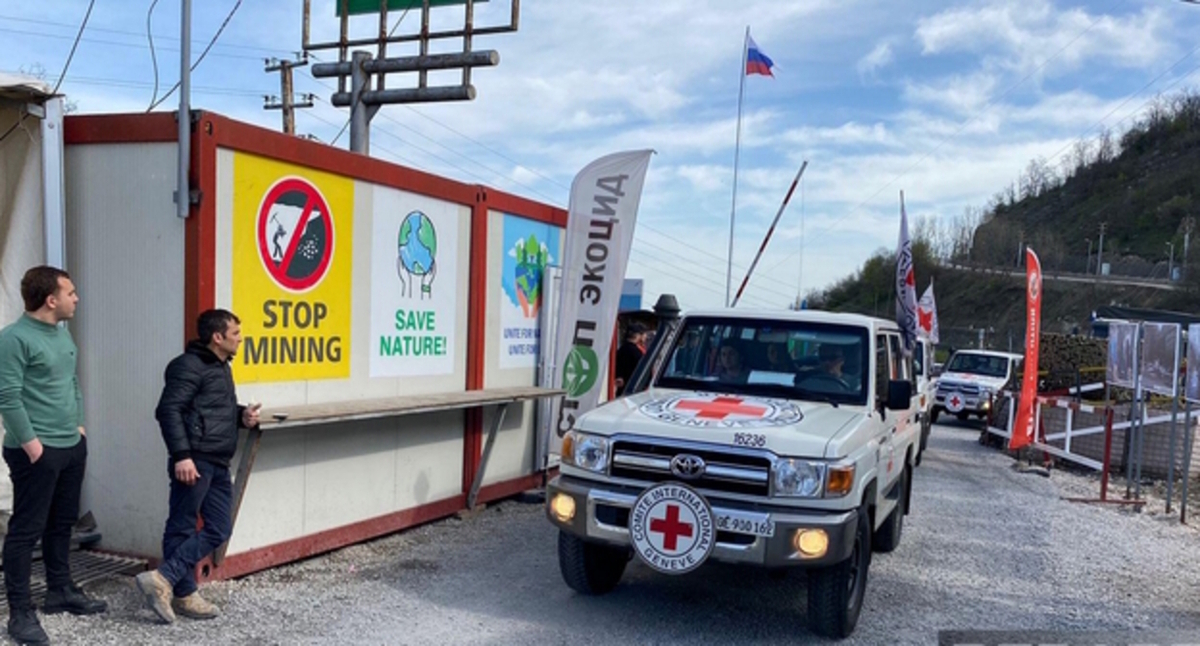Пост азербайджанских активистов и автомобиль МККК, фото: https://report.az/ru/karabakh/po-doroge-hankendi-lachyn-besprepyatstvenno-proehali-avtomobili-mkkk33/ Пост азербайджанских активистов и автомобиль МККК, фото: https://report.az/ru/karabakh/po-doroge-hankendi-lachyn-besprepyatstvenno-proehali-avtomobili-mkkk33/