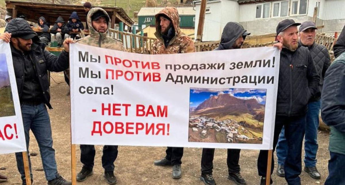 Жители села Куруш на акции протеста против передачи нацпарку пастбищных земель. Стоп-кадр видео https://www.instagram.com/p/CrUD-yzseuJ/ * деятельность компании Meta (владеет Facebook, Instagram и WhatsApp) запрещена в России. Жители села Куруш на акции протеста против передачи нацпарку пастбищных земель. Стоп-кадр видео https://www.instagram.com/p/CrUD-yzseuJ/ * деятельность компании Meta (владеет Facebook, Instagram и WhatsApp) запрещена в России.