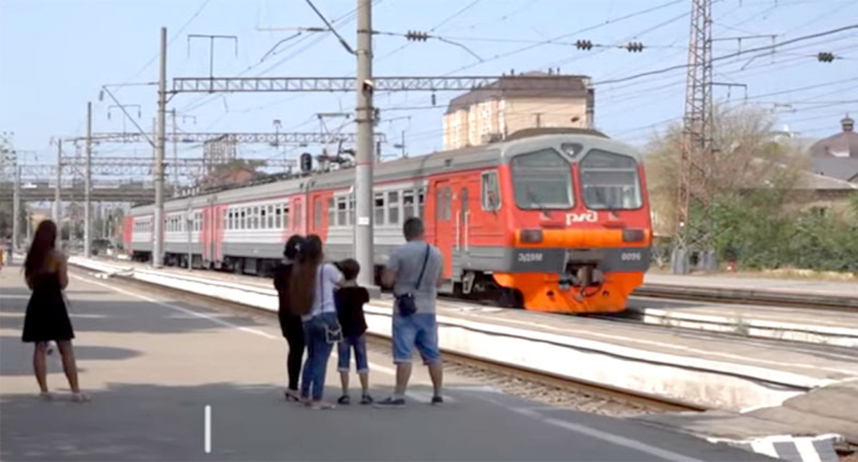 Электричка на вокзале в Дербенте. Стоп-кадр из видео https://www.youtube.com/watch?v=6eU-9_PLVmE