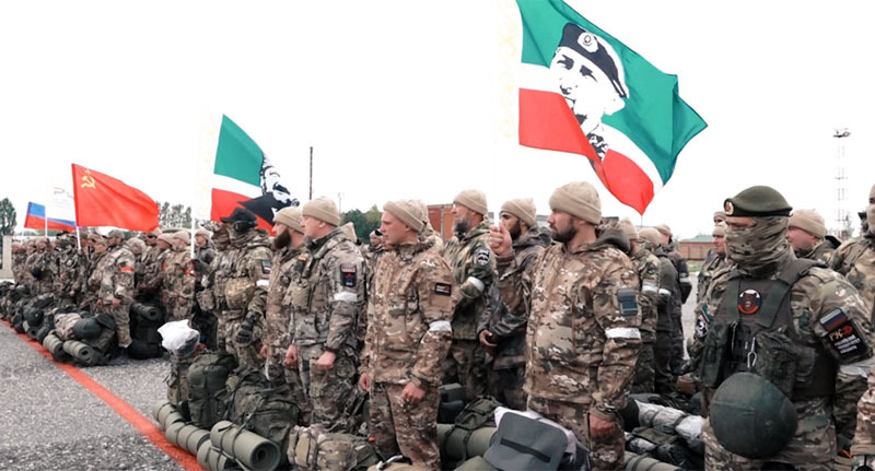 Группа бойцов в аэропорту Грозного перед отправкой в зону СВО на Украине. Стоп-кадр из видео https://t.me/RKadyrov_95/3587 Группа бойцов в аэропорту Грозного перед отправкой в зону СВО на Украине. Стоп-кадр из видео https://t.me/RKadyrov_95/3587