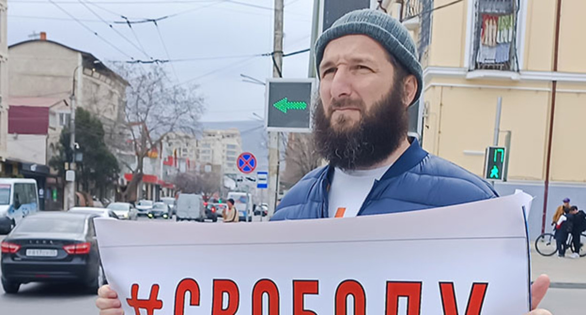 Идрис Юсупов во время одиночного пикета. Фото корреспондента "Кавказского узла" Идрис Юсупов во время одиночного пикета. Фото корреспондента "Кавказского узла"
