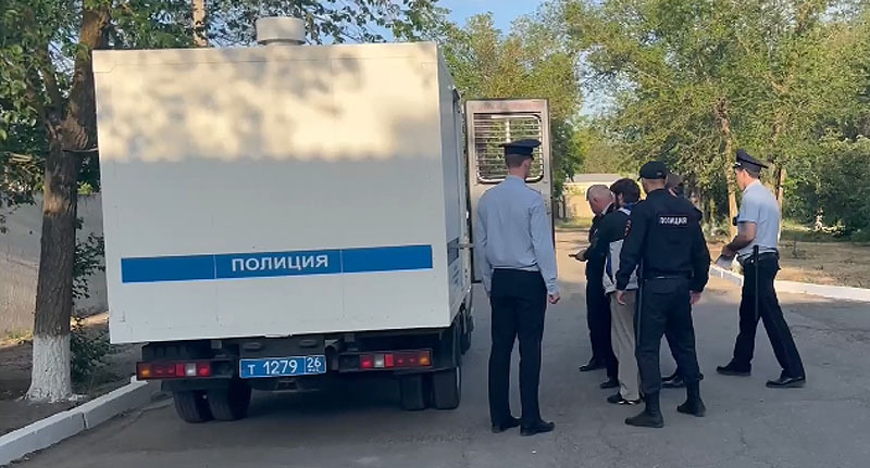 Силовики препровождают в автозак жителя Дагестана, обвиненного по делу об осквернении Вечного огня в Нефтекумске. Стопкадр из видео https://stavropol.sledcom.ru/news/item/1791795/ Силовики препровождают в автозак жителя Дагестана, обвиненного по делу об осквернении Вечного огня в Нефтекумске. Стопкадр из видео https://stavropol.sledcom.ru/news/item/1791795/