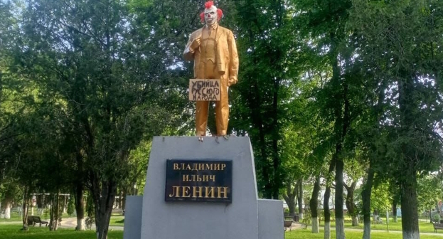 Памятник Ленину после атаки вандалов, фото: "Протокол.Краснодар", https://t.me/protokol_band/2839 Памятник Ленину после атаки вандалов, фото: "Протокол.Краснодар", https://t.me/protokol_band/2839
