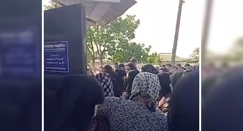Жители села Муцалаул во время схода. Стоп-кадр из видео https://t.me/monitor_pacienta_i_zkh/2818 Жители села Муцалаул во время схода. Стоп-кадр из видео https://t.me/monitor_pacienta_i_zkh/2818
