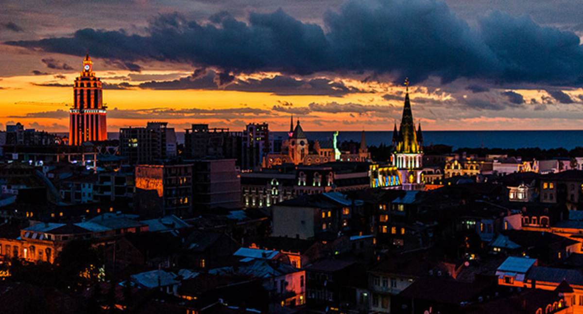 Батуми. Фото: Irma Laghadze ირმა ლაღაძე. Flickr: City at night https://ru.wikipedia.org Батуми. Фото: Irma Laghadze ირმა ლაღაძე. Flickr: City at night https://ru.wikipedia.org