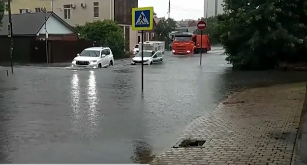 Улица в Армавире после дождя 5 июня, стоп-кадр видео "Первого канала", https://www.1tv.ru/news/2023-06-05/454478-v_armavire_vveden_rezhim_chs_posle_moschnogo_livnya?ysclid=liiij41qo1392136860 Улица в Армавире после дождя 5 июня, стоп-кадр видео "Первого канала", https://www.1tv.ru/news/2023-06-05/454478-v_armavire_vveden_rezhim_chs_posle_moschnogo_livnya?ysclid=liiij41qo1392136860