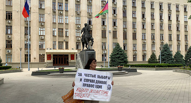 Валентина Шостак у здания администрации. Фото предоставлено Валентиной Шостак для "Кавказского узла" *надпись на плакате изменена Валентина Шостак у здания администрации. Фото предоставлено Валентиной Шостак для "Кавказского узла" *надпись на плакате изменена