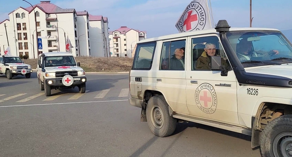 Жители Нагорного Карабаха в автомобилях Международного комитета Красного Креста. 1 февраля 2023 года. Фото Алвард Григорян для "Кавказского узла". Жители Нагорного Карабаха в автомобилях Международного комитета Красного Креста. 1 февраля 2023 года. Фото Алвард Григорян для "Кавказского узла".