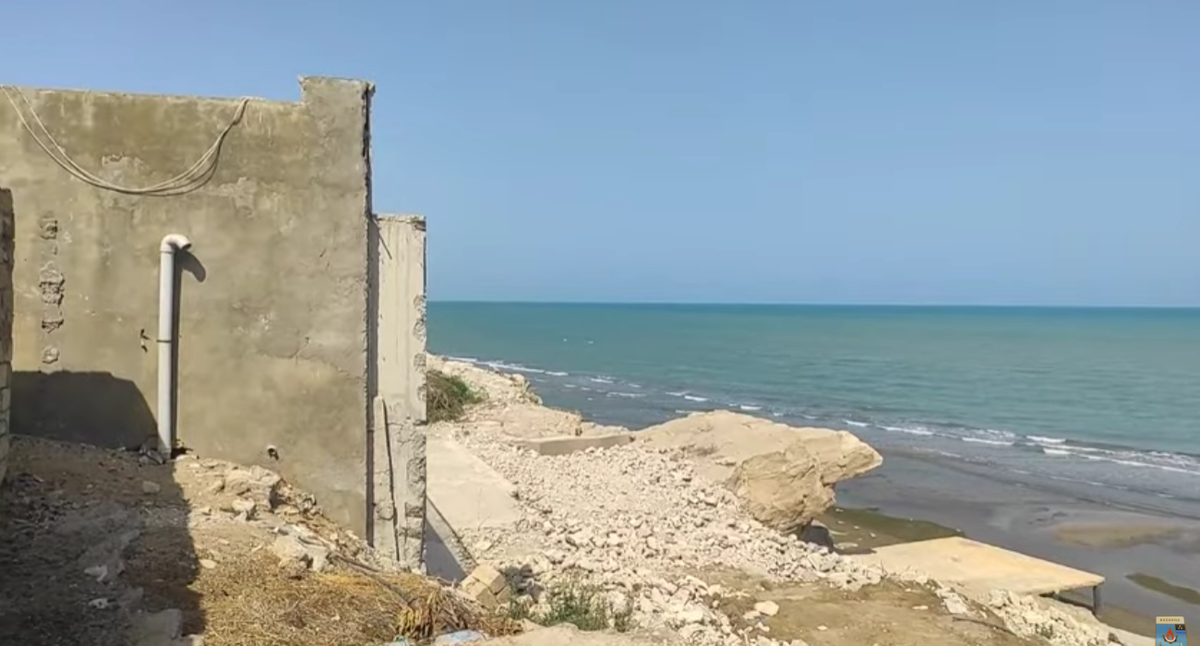 Застройка на Каспии близ Бузовны. Стоп-кадр видео YouTube-канала Buzovna TV от 08.06.23, https://www.youtube.com/watch?v=QfU4h7xOcwY&t=253s Застройка на Каспии близ Бузовны. Стоп-кадр видео YouTube-канала Buzovna TV от 08.06.23, https://www.youtube.com/watch?v=QfU4h7xOcwY&t=253s