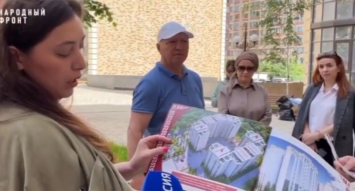 Жильцы ЖК "Римский квартал" в Махачкале рассказывают журналистам о нарушении их жилищных прав. Стоп-кадр из видео https://www.instagram.com/p/CsspZIcgShm/ Жильцы ЖК "Римский квартал" в Махачкале рассказывают журналистам о нарушении их жилищных прав. Стоп-кадр из видео https://www.instagram.com/p/CsspZIcgShm/