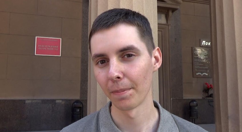 Антон Кузнецов около Волгоградского областного суда. 15 июня 2023 года. Фото Вячеслава Ященко для "Кавказского узла". Антон Кузнецов около Волгоградского областного суда. 15 июня 2023 года. Фото Вячеслава Ященко для "Кавказского узла".