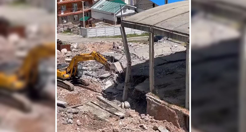 Снос здания на месте строительства новой школы в Терсколе. Стопкадр из видео https://www.instagram.com/p/CtlwZg1rckQ/ Снос здания на месте строительства новой школы в Терсколе. Стопкадр из видео https://www.instagram.com/p/CtlwZg1rckQ/