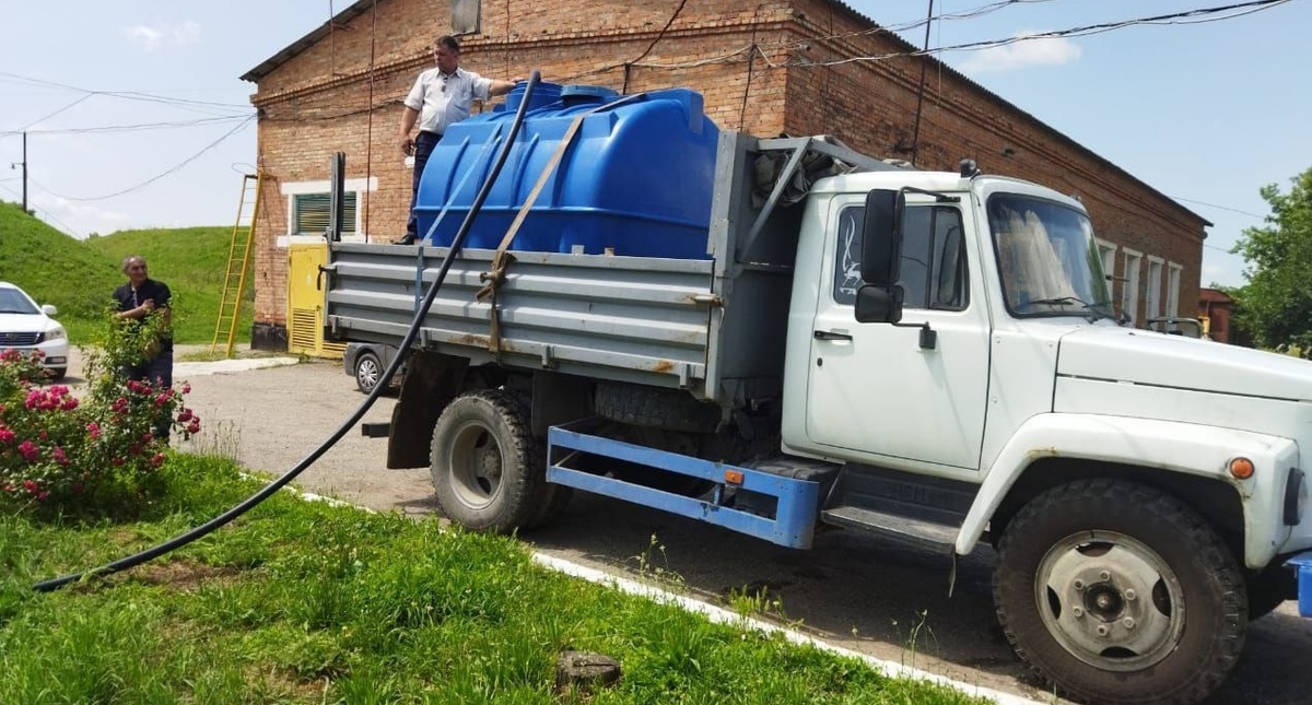 Водовозка в Прохладном. Фото: пресс-служба администрации Прохладного https://t.me/admproh/7552 Водовозка в Прохладном. Фото: пресс-служба администрации Прохладного https://t.me/admproh/7552