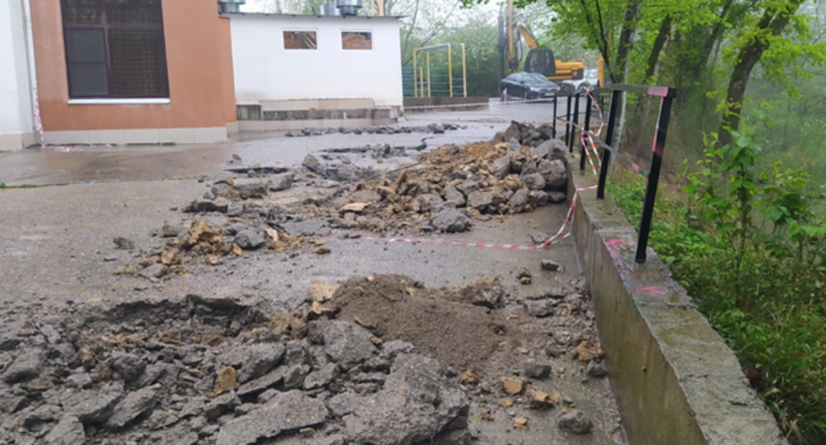 Последствия оползня во дворе дома в Сочи, фото Кристины Романовой для "Кавказского узла" Последствия оползня во дворе дома в Сочи, фото Кристины Романовой для "Кавказского узла"