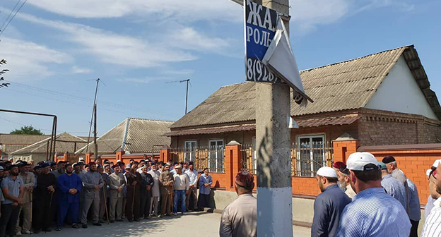 Процедура примирения семей-кровников из Чечни. Июль 2019 г. Фото: https://chechnyatoday.com/news/327684 Процедура примирения семей-кровников из Чечни. Июль 2019 г. Фото: https://chechnyatoday.com/news/327684
