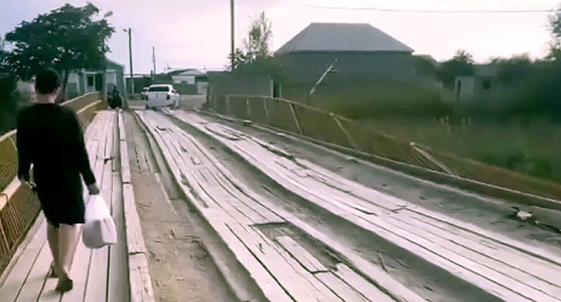 Мост в поселке Сулак. Стоп-кадр из видео https://www.instagram.com/p/CvUUG7ErUWt/ Мост в поселке Сулак. Стоп-кадр из видео https://www.instagram.com/p/CvUUG7ErUWt/