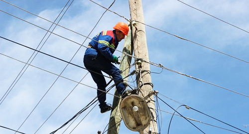 Электрик на столбе. Фото: https://riadagestan.ru Электрик на столбе. Фото: https://riadagestan.ru