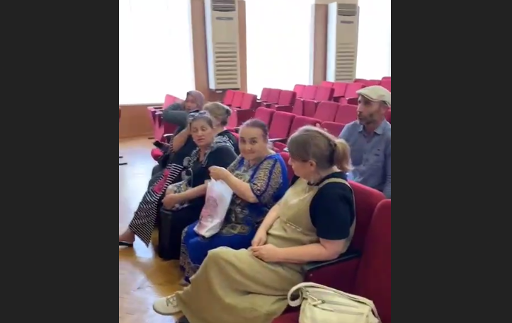 Буйнакские активисты в актовом зале. Стоп-кадр видео из telegram-канала "Черновик" от 11.08.23, https://t.me/chernovik/57494. Буйнакские активисты в актовом зале. Стоп-кадр видео из telegram-канала "Черновик" от 11.08.23, https://t.me/chernovik/57494.