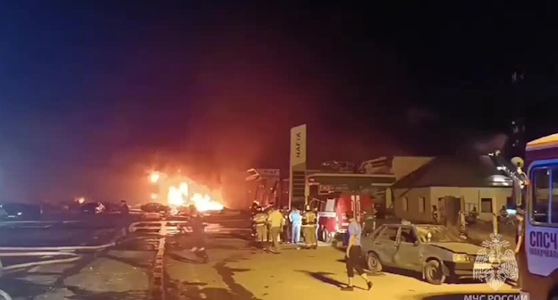 Взрыв на заправке в Махачкале, стоп-кадр видео https://t.me/chernovik/57726 Взрыв на заправке в Махачкале, стоп-кадр видео https://t.me/chernovik/57726