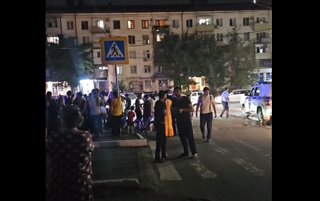 Протесты на проспекте Гамидова. Стоп-кадр видео Telegram-канала "Черновик" от 16.08.23, https://t.me/chernovik/57926 Протесты на проспекте Гамидова. Стоп-кадр видео Telegram-канала "Черновик" от 16.08.23, https://t.me/chernovik/57926