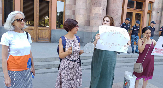 Участники акции протеста потребовали от правительства Армении принять меры для разблокировки Нагорного Карабаха. Ереван, 17 августа 2023 г. Фото Армине Мартиросян для "Кавказского узла" Участники акции протеста потребовали от правительства Армении принять меры для разблокировки Нагорного Карабаха. Ереван, 17 августа 2023 г. Фото Армине Мартиросян для "Кавказского узла"