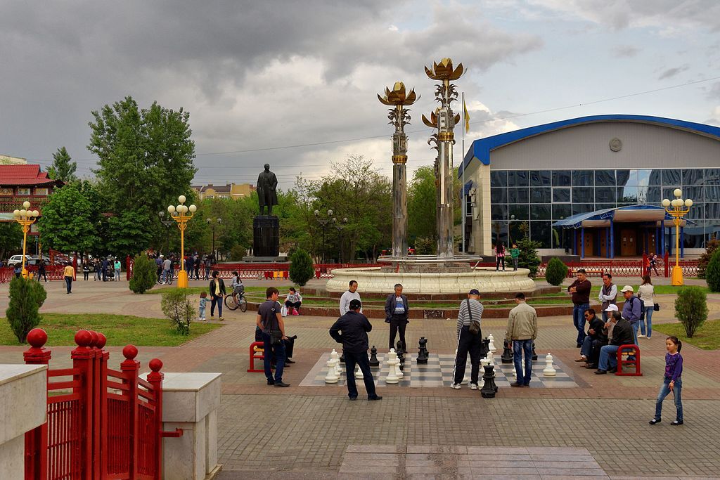 Элиста. Площадь Ленина. Фото: Alexxx1979. https://ru.wikipedia.org Элиста. Площадь Ленина. Фото: Alexxx1979. https://ru.wikipedia.org