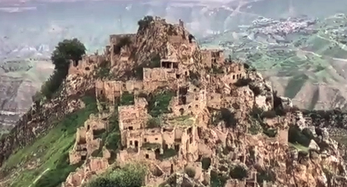 Древние постройки в ауле Гамсутль. Кадр видео из паблика historical_club в Instagram* https://www.instagram.com/p/BkS87OyHka_/ Древние постройки в ауле Гамсутль. Кадр видео из паблика historical_club в Instagram* https://www.instagram.com/p/BkS87OyHka_/