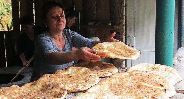 Продажа хлеба. Нагорный Карабах. Фото Алвард Григорян для "Кавказского узла" Продажа хлеба. Нагорный Карабах. Фото Алвард Григорян для "Кавказского узла"