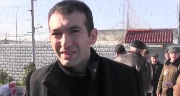 Талех Хасмамедов. Фото: скриншот видео РСЕ/РС.
https://fb.rferl.org/1/flashembed.aspx?t=vid&id=24809890&w=435&h=314&skin=embeded