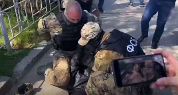 Задержание Анатолия Ермолаева. Скриншот видео "Кавказского узла" https://www.youtube.com/watch?v=aZx6ms2x9ZI Задержание Анатолия Ермолаева. Скриншот видео "Кавказского узла" https://www.youtube.com/watch?v=aZx6ms2x9ZI