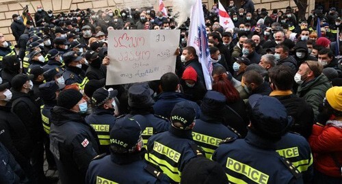 Акция протеста в Тбилиси. Кадр видео "Спутник-Грузия" Акция Акция Акция протеста в Тбилиси. Фото: https://sputnik-georgia.ru/politics/20210302/251045088/Deputatam-prikhoditsya-probiratsya-v-parlament-Gruzii-po-koridoru-pozora.html Акция протеста в Тбилиси. Кадр видео "Спутник-Грузия" Акция Акция Акция протеста в Тбилиси. Фото: https://sputnik-georgia.ru/politics/20210302/251045088/Deputatam-prikhoditsya-probiratsya-v-parlament-Gruzii-po-koridoru-pozora.html
