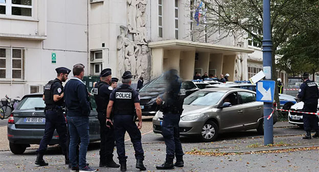На месте события возле школы в Аррасе. Скриншот видео https://ru.euronews.com/video/2023/10/13/france-arras-college-attack-chechens На месте события возле школы в Аррасе. Скриншот видео https://ru.euronews.com/video/2023/10/13/france-arras-college-attack-chechens