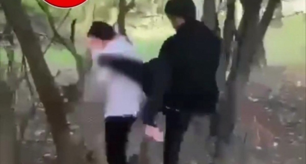 Избиение подростка в Чечне, стоп-кадр видео T.me›s/chp_checchnya Избиение подростка в Чечне, стоп-кадр видео T.me›s/chp_checchnya