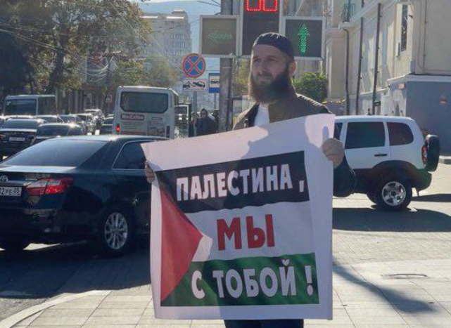 Идрис Юсупов на одиночном пикете. Скриншот фото из Telegram-канала "Черновик" от 08.11.23, https://t.me/chernovik/62856
