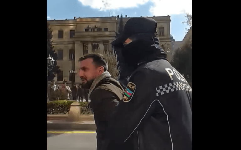 Задержание Бабы Сулейманова. Стоп-кадр трансляции в Facebook (деятельность компании Meta, владеющей соцсетью, запрещена в России) от 26.02.24, https://www.facebook.com/100073764667664/videos/809595554336353 Задержание Бабы Сулейманова. Стоп-кадр трансляции в Facebook (деятельность компании Meta, владеющей соцсетью, запрещена в России) от 26.02.24, https://www.facebook.com/100073764667664/videos/809595554336353