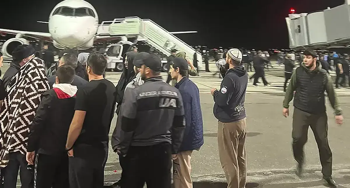 Беспорядки в аэропорту Махачкалы. 29 октября 2023 года. Кадр видео https://ru.euronews.com/2023/10/30/ru-russia-dagestan-airport-chaos

