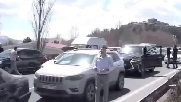 Автотрасса Ереван-Севан, заблокированная протестующими против процесса делимитации границы с Азербайджаном. Апрель 2024 г. Скриншот видео https://ria.ru https://ria.ru/20240423/armeniya-1941735744.html