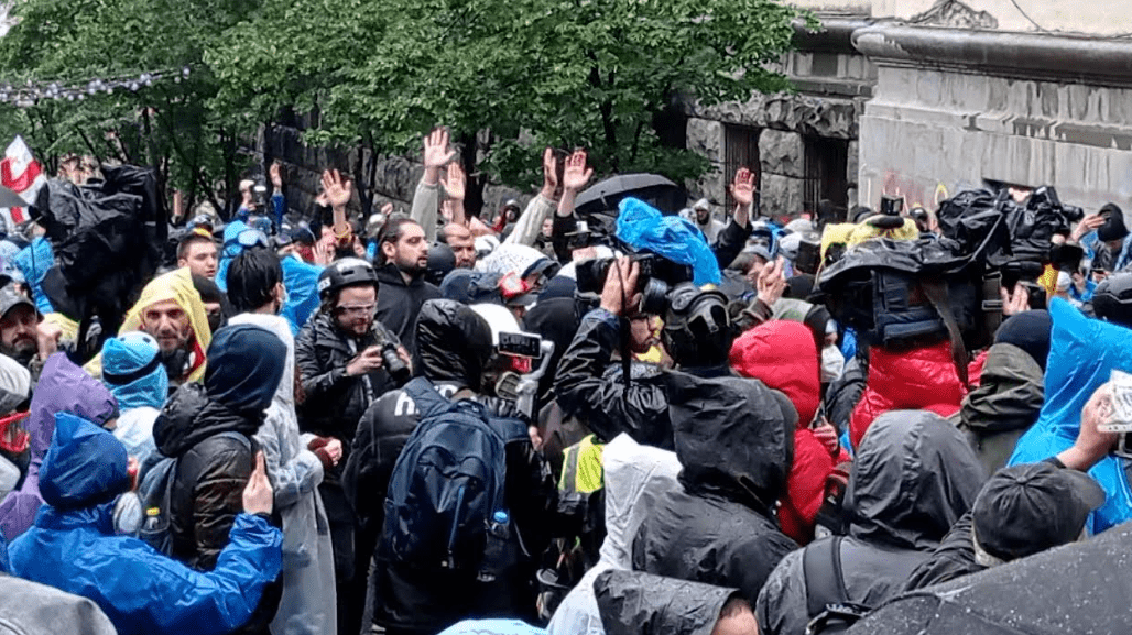 Противники закона об иноагентах и журналисты у парламента Грузии. Стоп-кадр видео "Кавказского узла" от 13.05.24, https://www.youtube.com/watch?v=hNx_PLilyTo&t=1s
