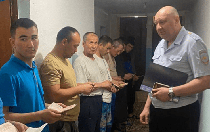 Проверка документов у мигрантов. Скриншот фото из Telegram-канала "Донская полиция" от 16.04.24, https://t.me/gumvdro/245
