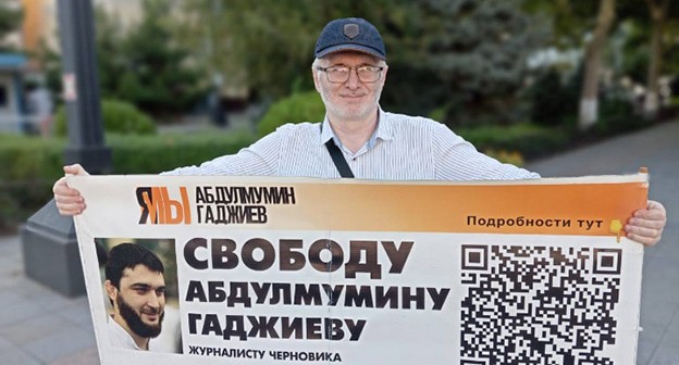 Магомед Магомедов в одиночном пикете. Махачкала, 19 августа 2024 года. Фото: Телеграм-канал "Черновик" Магомед Магомедов в одиночном пикете. Махачкала, 19 августа 2024 года. Фото: Телеграм-канал "Черновик"