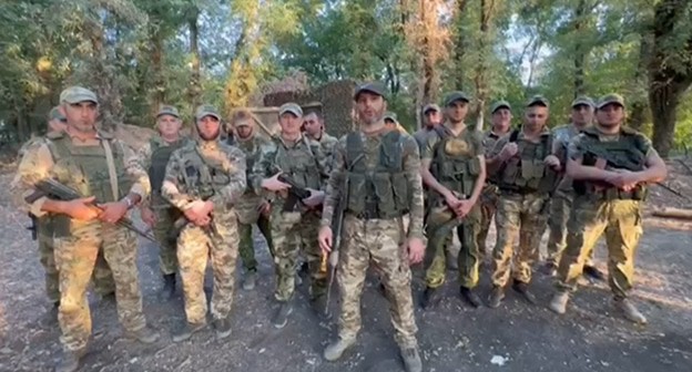 Видеообращение сослуживцев Микаила Разакова к главе Дагестана Сергею Меликову. Скриншот  видео от 20 августа 2024 года. Телеграм-канал https://t.me/khadulaev/8549