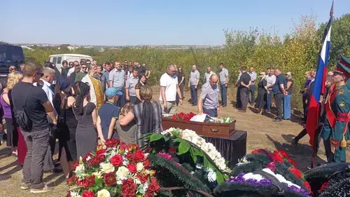 Похороны убитых в Суровикино сотрудники колонии. Скриншот видео от 28 августа 2024 г. t.me/vlgchp Похороны убитых в Суровикино сотрудники колонии. Скриншот видео от 28 августа 2024 г. t.me/vlgchp