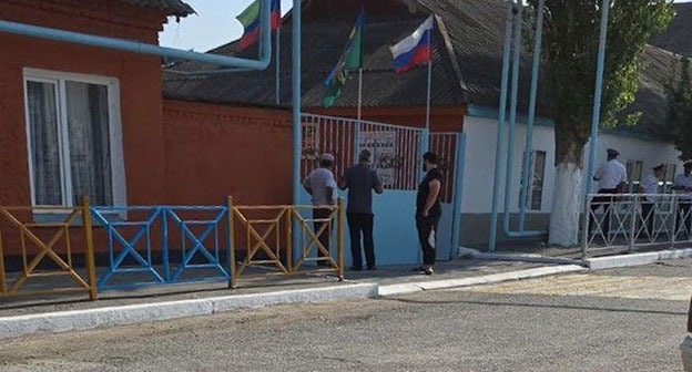 Родители учеников возле школы № 16 в Хасавюрте. Фото со страницы "ВКонтакте" "Голос Дагестана" https://vk.com/wall-74219800_2540463 Родители учеников возле школы № 16 в Хасавюрте. Фото со страницы "ВКонтакте" "Голос Дагестана" https://vk.com/wall-74219800_2540463