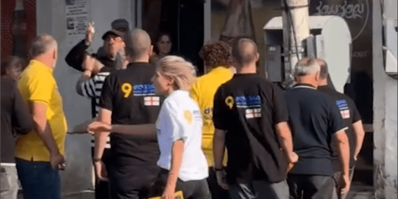 Представители коалиции "Сильная Грузия" подверглись нападению во время встречи с избирателями в Карели. 8 cентября 2024 г. Фото: Sova https://sovanews.tv/2024/09/08/chleny-silnoj-gruzii-soobshhayut-o-napadenii-na-nih/ Представители коалиции "Сильная Грузия" подверглись нападению во время встречи с избирателями в Карели. 8 cентября 2024 г. Фото: Sova https://sovanews.tv/2024/09/08/chleny-silnoj-gruzii-soobshhayut-o-napadenii-na-nih/