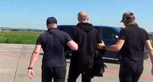 Задержание Рустама Ярбулдыева. Скриншот видео https://www.rbc.ru/rbcfreenews/64881a119a7947ff7cf6132a Задержание Рустама Ярбулдыева. Скриншот видео https://www.rbc.ru/rbcfreenews/64881a119a7947ff7cf6132a