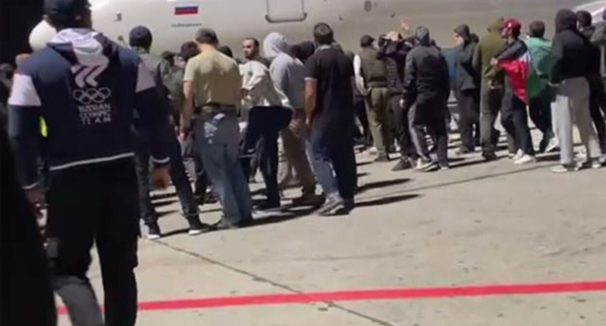 Беспорядки в Махачкале. Октябрь 2023 года. Скриншот видео Телеграм-канала "Раньше всех. Ну почти"
