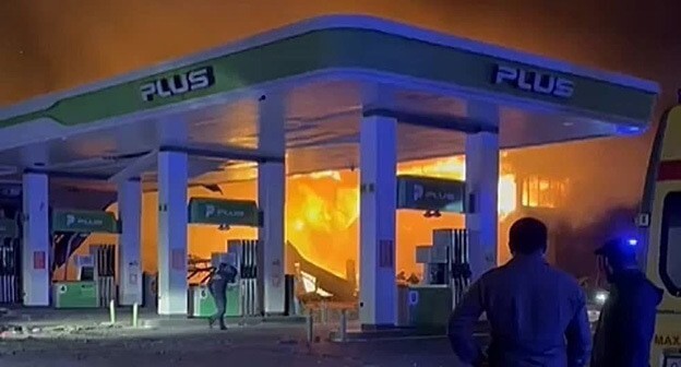 Взрыв на автозаправке в Новом Хушете. 27 сентября 2024 г. Скриншот видео "Лента новостей Дагестана" https://dagestan-news.net/


