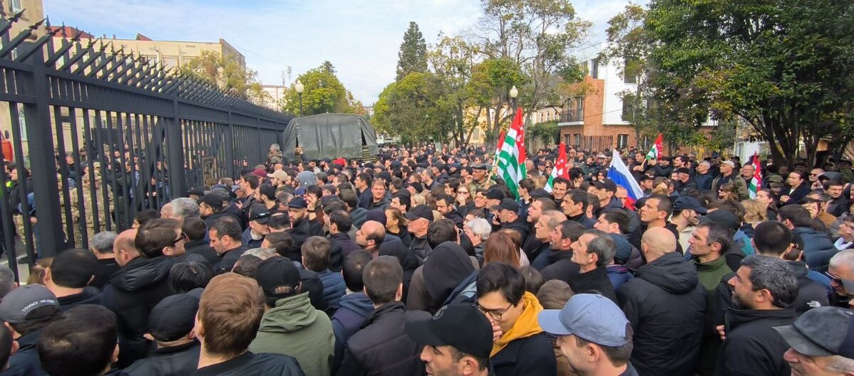 Протестующие у здания парламента Абхазии. Скриншот фото из Telegram-канала "Аиашара" https://t.me/aiashara/7609
